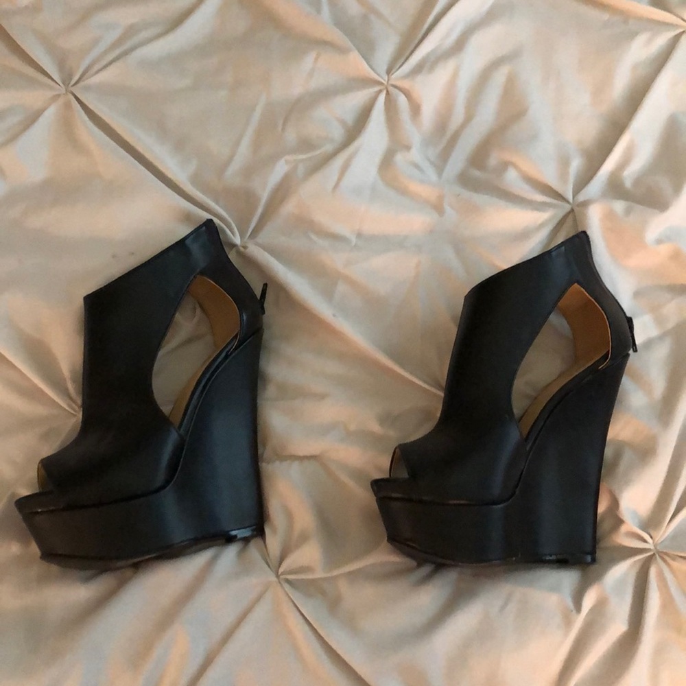 Sexy black wedges!